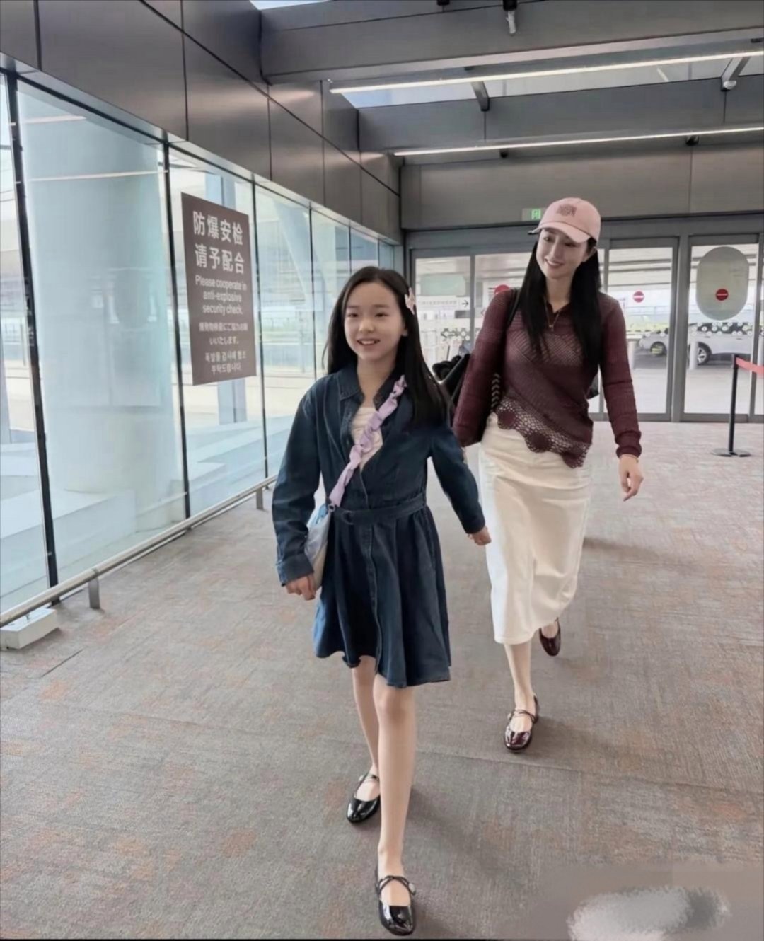 董璇这么早带女儿出来有钱人也为孩子铺路啊​​​