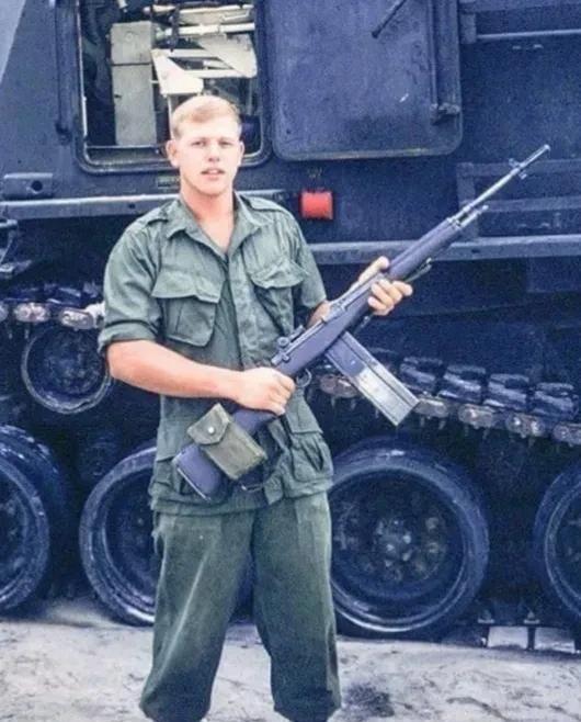 1965年6月,越南广治省的热带丛林里,美军陆战队员希尔顿背着M14自