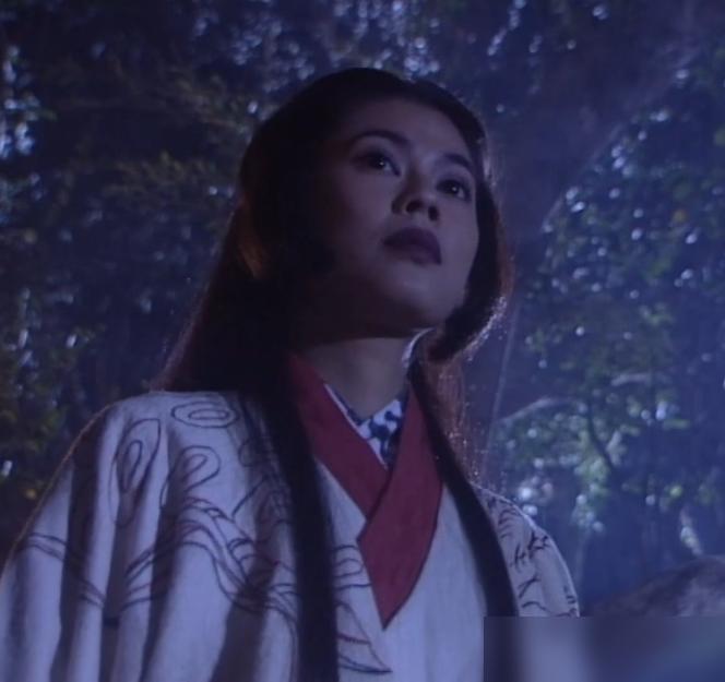 别再吹任盈盈是理想老婆了，她让全江湖捧着令狐冲，根本不是因为爱。你想想，她一