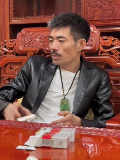 经常在视频里面看到这个身材瘦弱的男人，头发花白，面容看起来年纪并不太大，这人走在