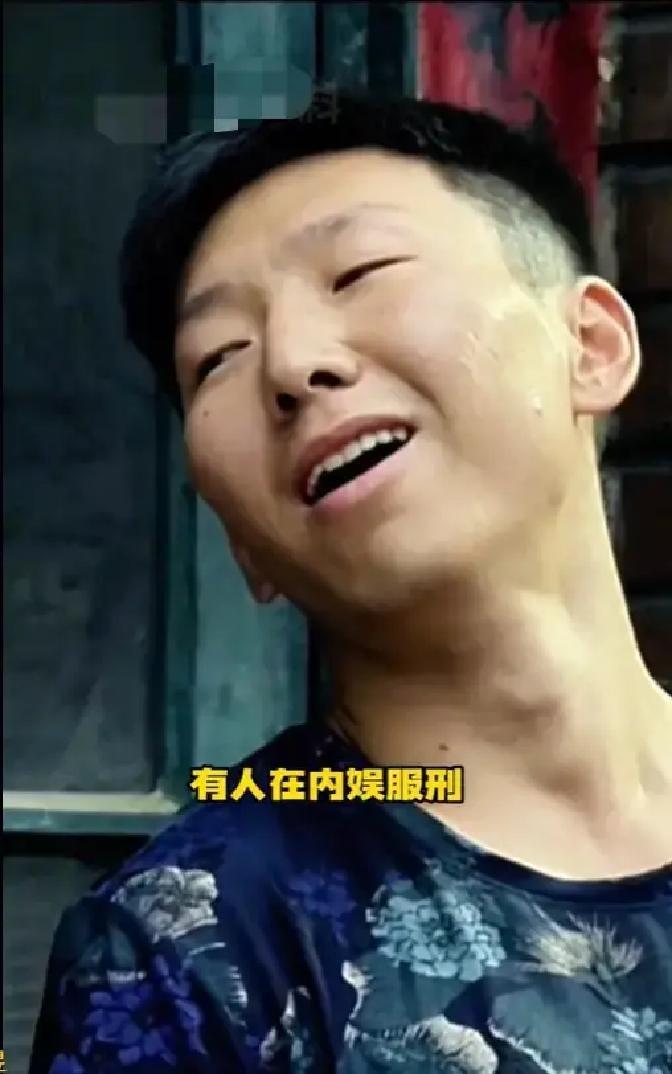 别信他道歉。那张让人恨了三年的“坏脸”，正悄悄撕掉标签。导演在《匿杀