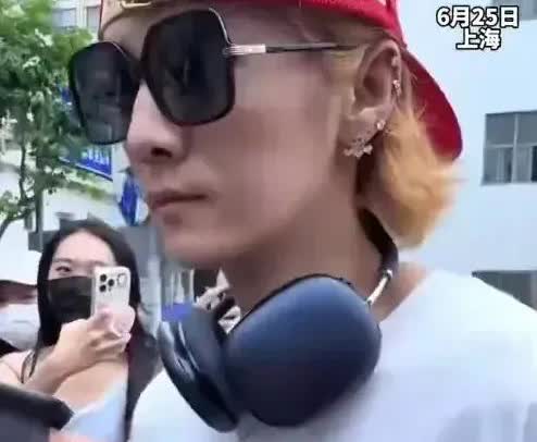 韩式妆造有多强，看鹿晗就知道了！[捂脸哭]前几天被网友偶遇的鹿晗：两颊凹陷
