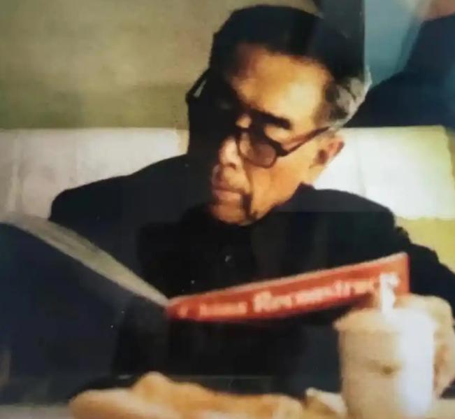 1958年2月，周总理访问朝鲜时，白天和大家谈笑风生，晚上回到住处后，就一个人喝