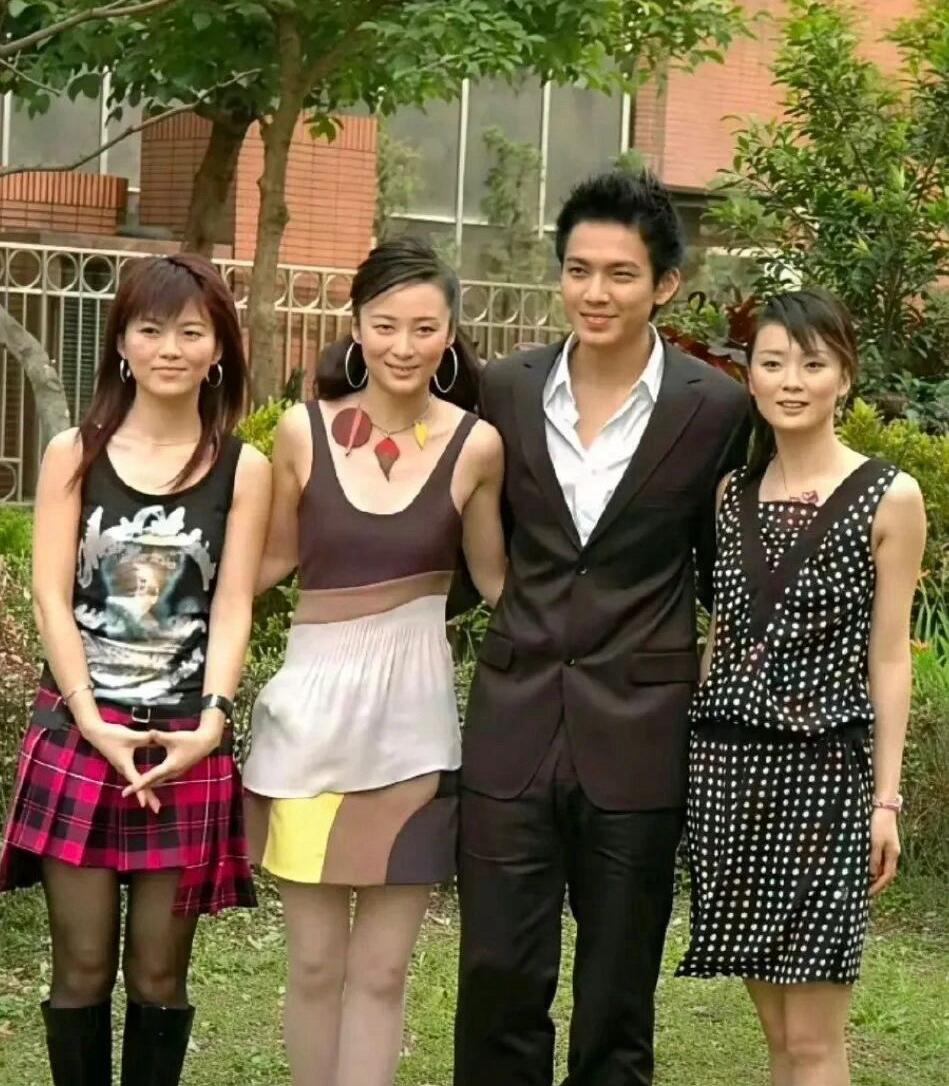 这在当年，可是最时尚的穿搭！从左到右：李湘  蒋勤勤  钟汉良   王艳，每一