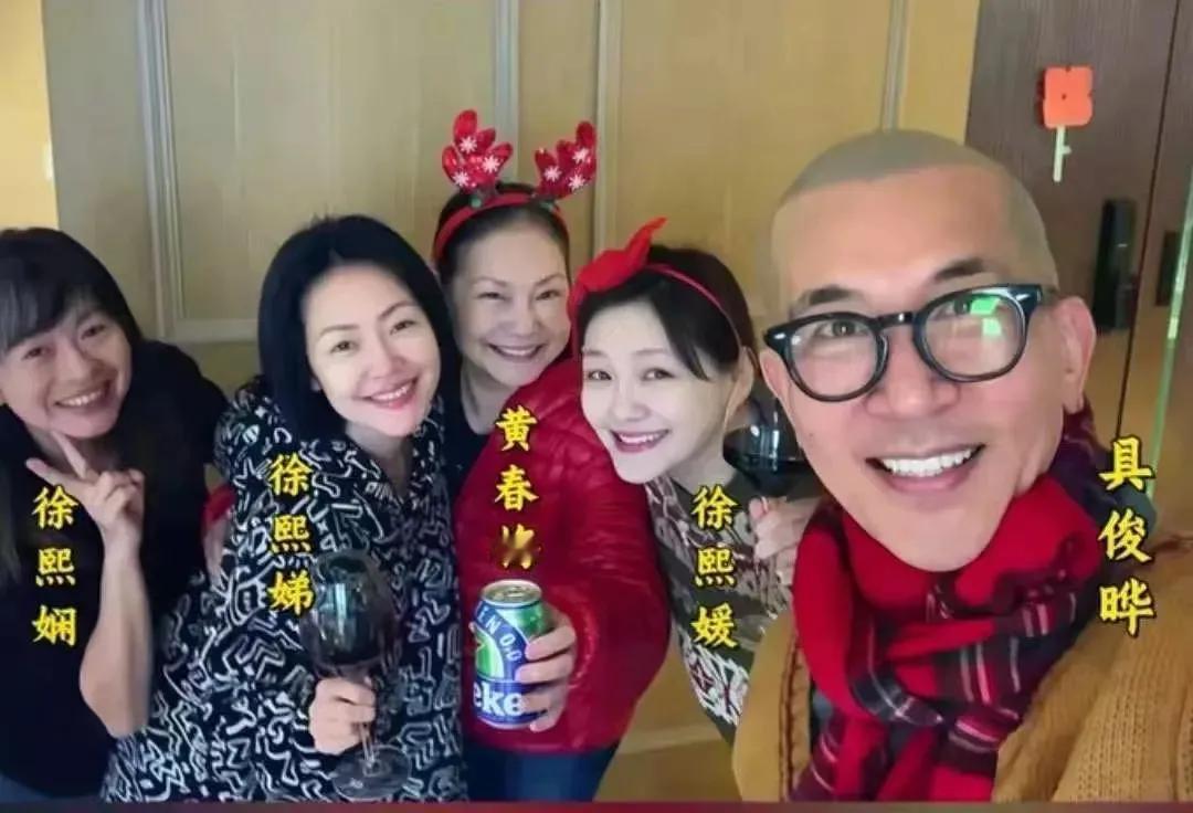 湾湾四母女婚姻都挺不幸的。湾湾母亲嫁了爱赌博的三姐妹的爹。嗜赌的爹不管家，欠