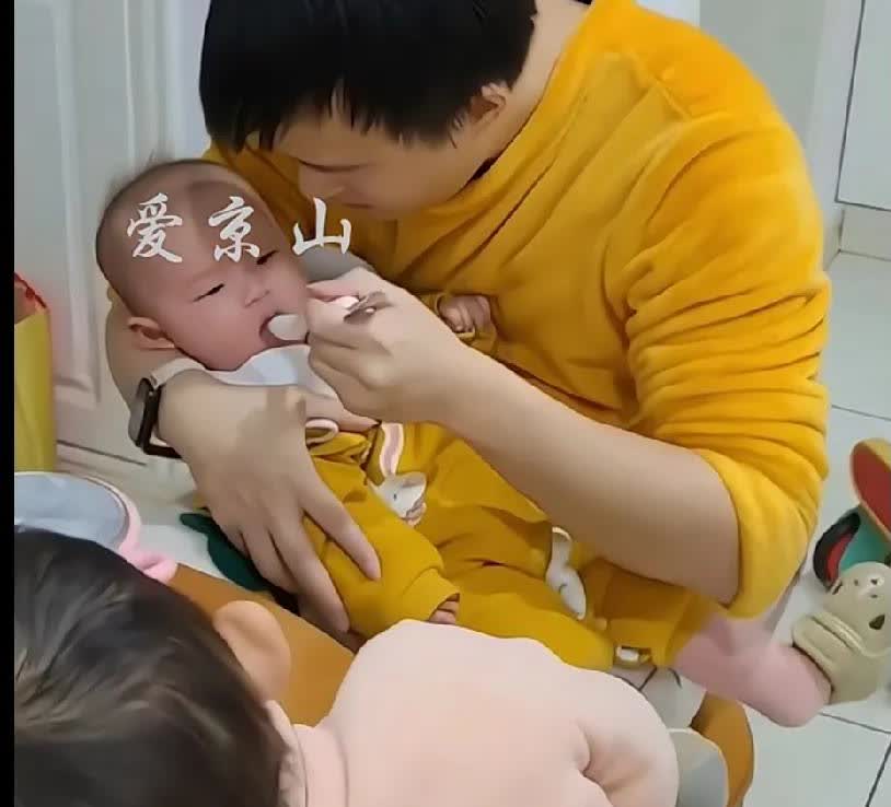 这个宝妈做了别人不敢做的事！男子嫌弃老婆在家就只带娃，啥也不干还总是要钱，“