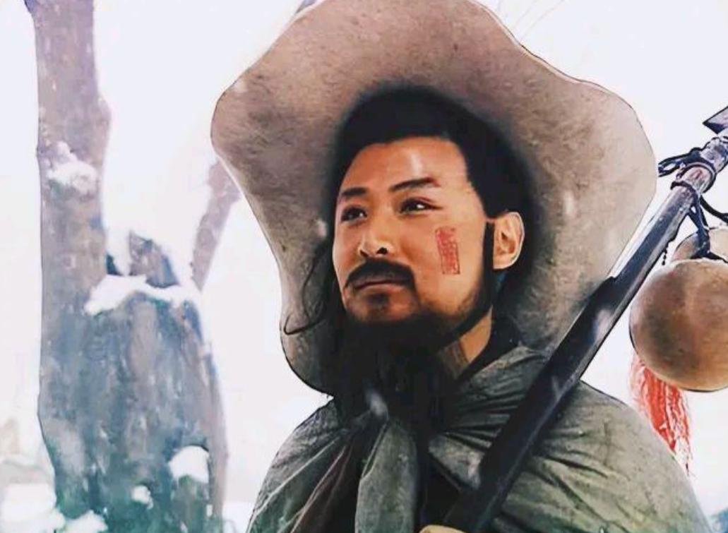 张清石子连败15位梁山猛将，宋江无奈，只好让林冲出战，张清对林冲大笑道："原来是