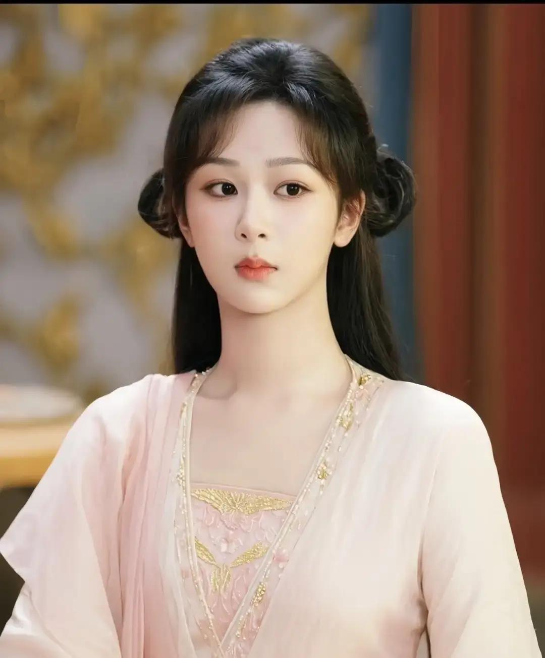 杨紫的爆剧，都是女二“骂”出来的。不是抢戏，是精准补位。你看穗禾跳下灭灵崖