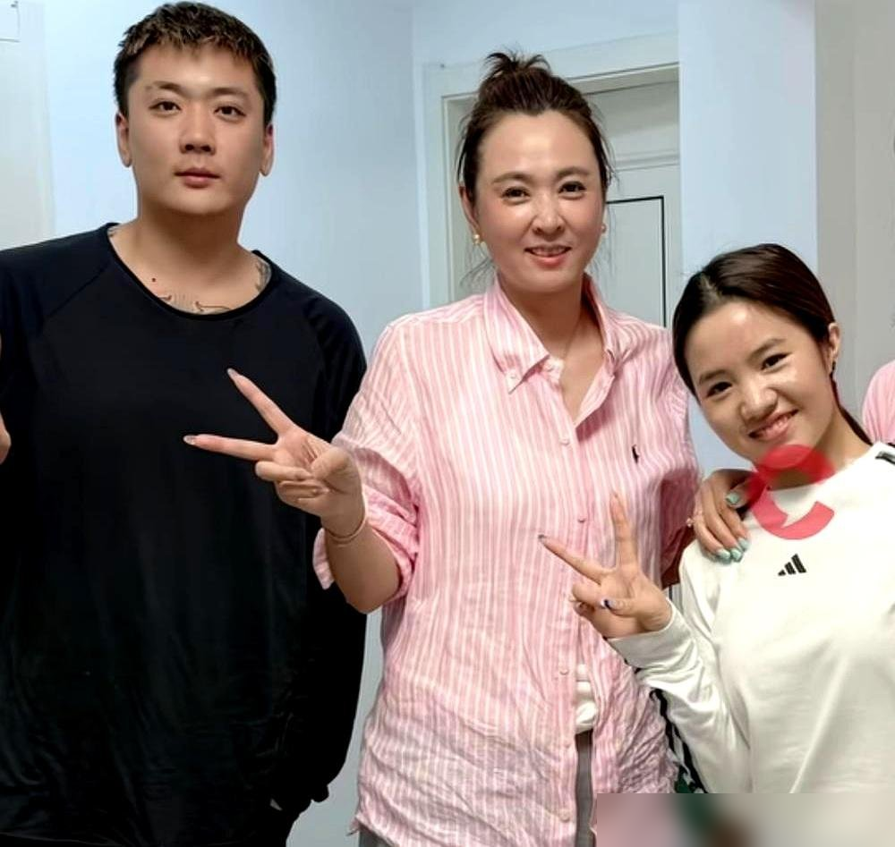 晋妈直播里亲口承认，停了李勒优好几个月零花钱。原因是嫌她白天睡晚上熬，喊她去自家面馆搭把手也不肯。话
