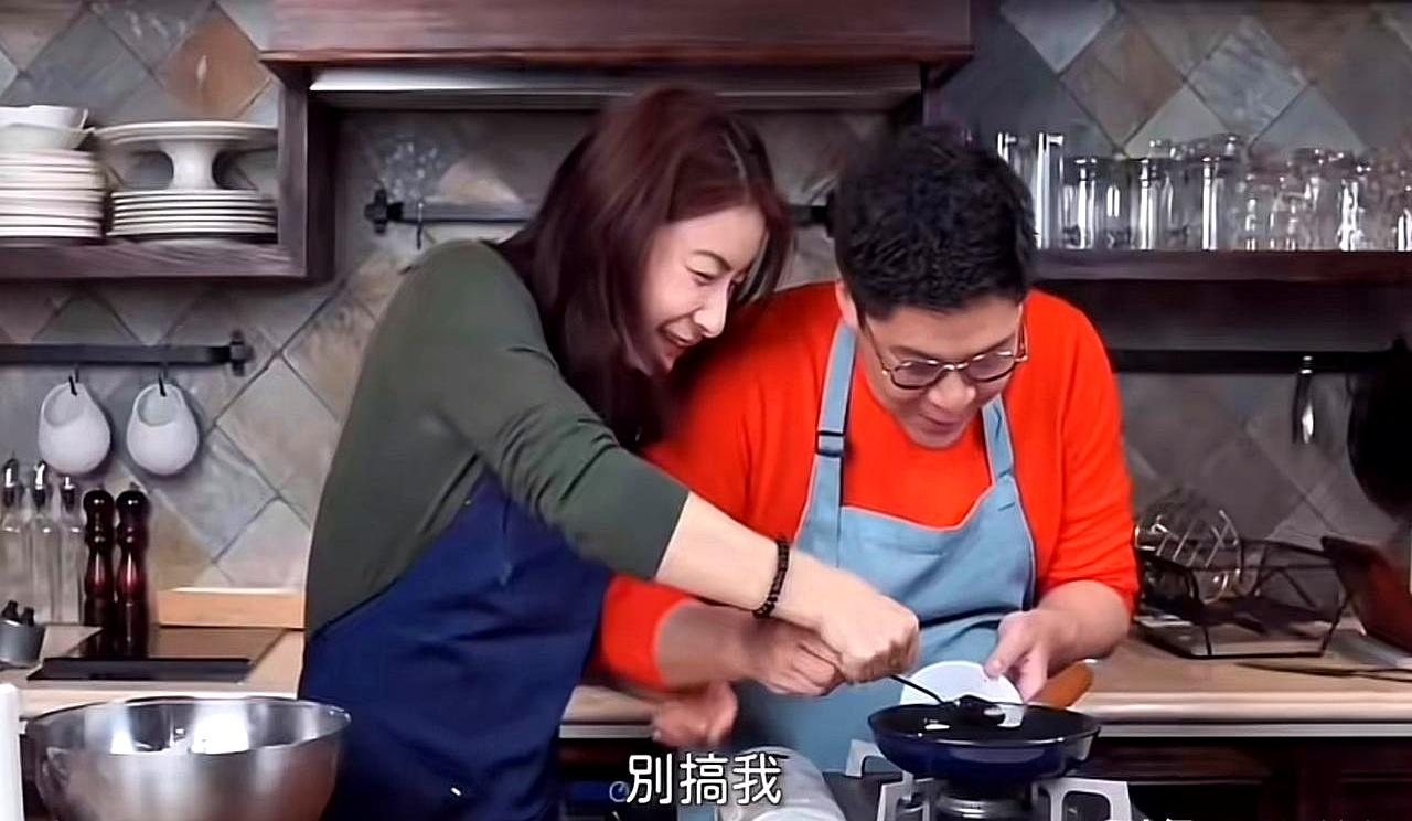 1.6亿豪宅厨房，鸡蛋壳掉碗里镜头里，郭晶晶举着打蛋器，碎壳漂在蛋液上。