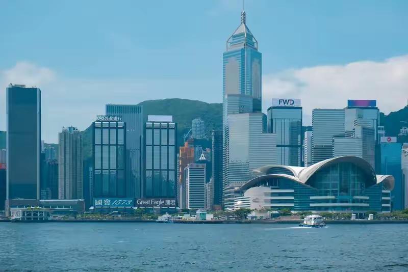 最近一个很微妙的信号：地方国资开始扎堆卖房了。不是开发商卖，是地方国资，也就是“