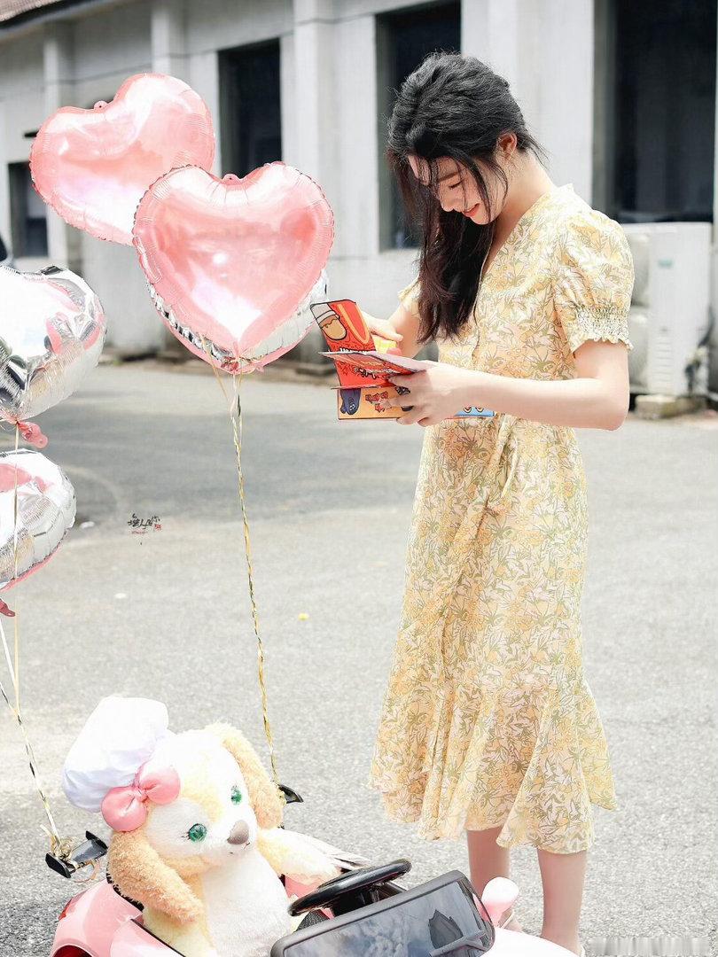 淡黄的长裙蓬松的头发#卢昱晓#​
