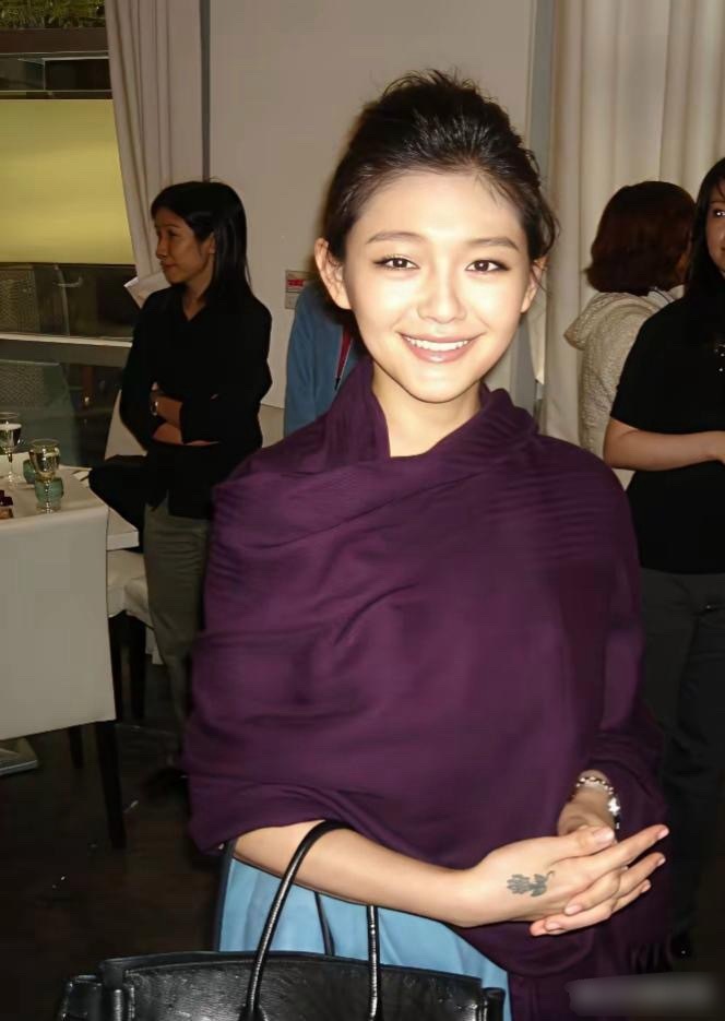 这个时候的大s，35岁左右。真是好看，衣品也很好！每个阶段都有不同的美，35的她