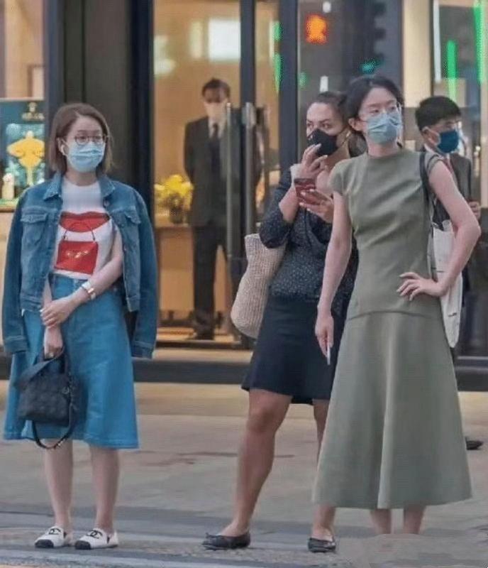 去了香港才发现，满街都是“裙不上膝、鞋不带跟”，却个个洋气又时髦​​​