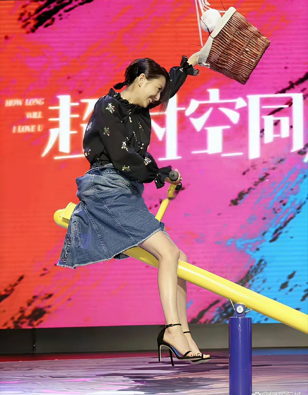 佟丽娅这条短裤也未免太夸张了点吧？不过她脚上那双一字带高跟鞋，配得那叫一个绝