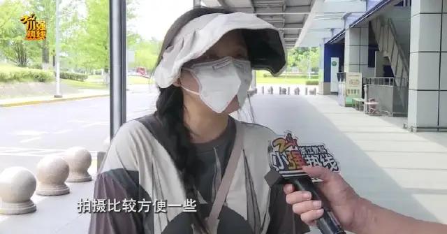 杭州，一女子在商场为女儿拍照被保安质问，保安一句话让女子委屈不已。“你自己不