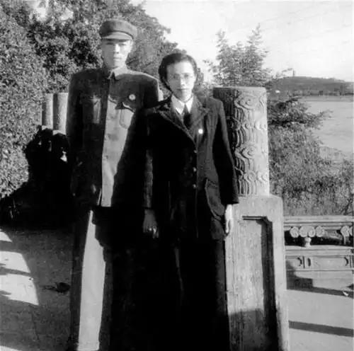 1949年南京解放后，一位贵妇走到南京总统府前，对哨兵说道：“我是陈修良，我想见