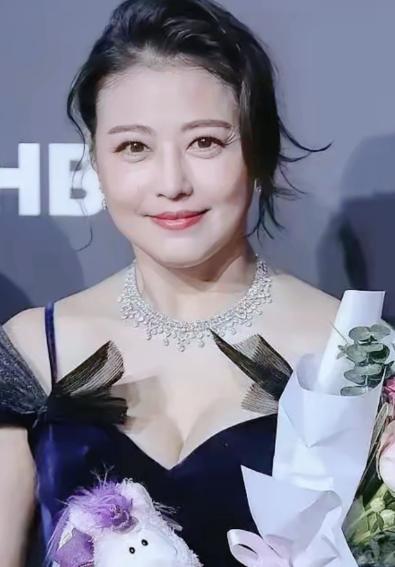 2013年，47岁的周海媚不顾家人的反对，毅然放弃香港的事业，跟随小7岁的男友到