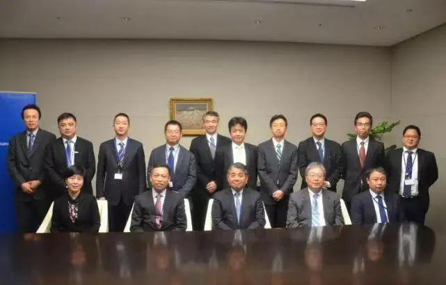日本和韩国现在都是所谓的财阀政治体制，不过日式财阀比韩式财阀高出了不止一个档次。