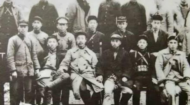 1946年，解放军为投诚的2000土匪设宴接风，席间匪首脱下大衣，顺手挂到墙上，