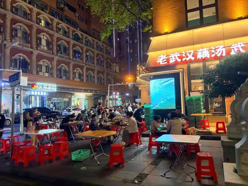 五一武汉吉庆街爆火！一晚狂卖4000条小黄鱼，凌晨4点半还在排队，这才是人间烟火