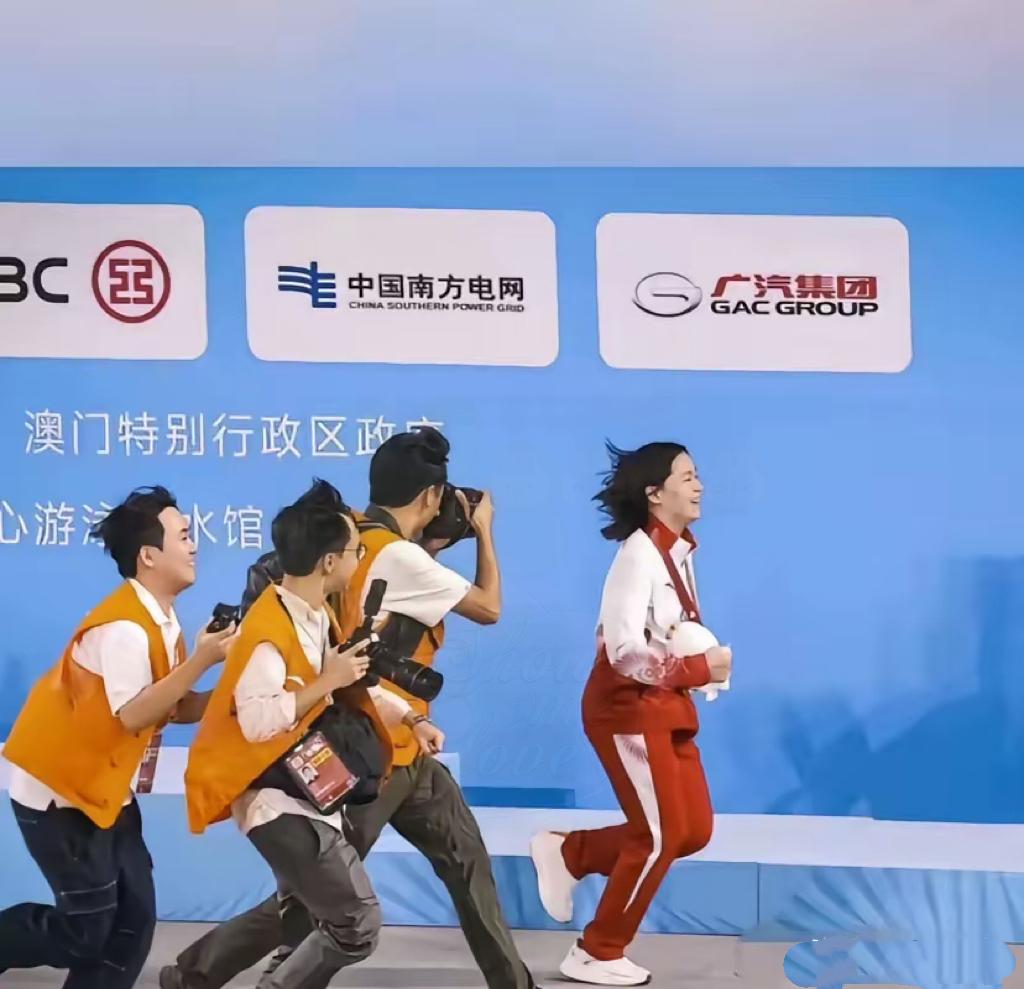 全红婵估计也没想到赛后这张照片会火出圈吧！乍一看这张照片平平无奇，但仔细放大看