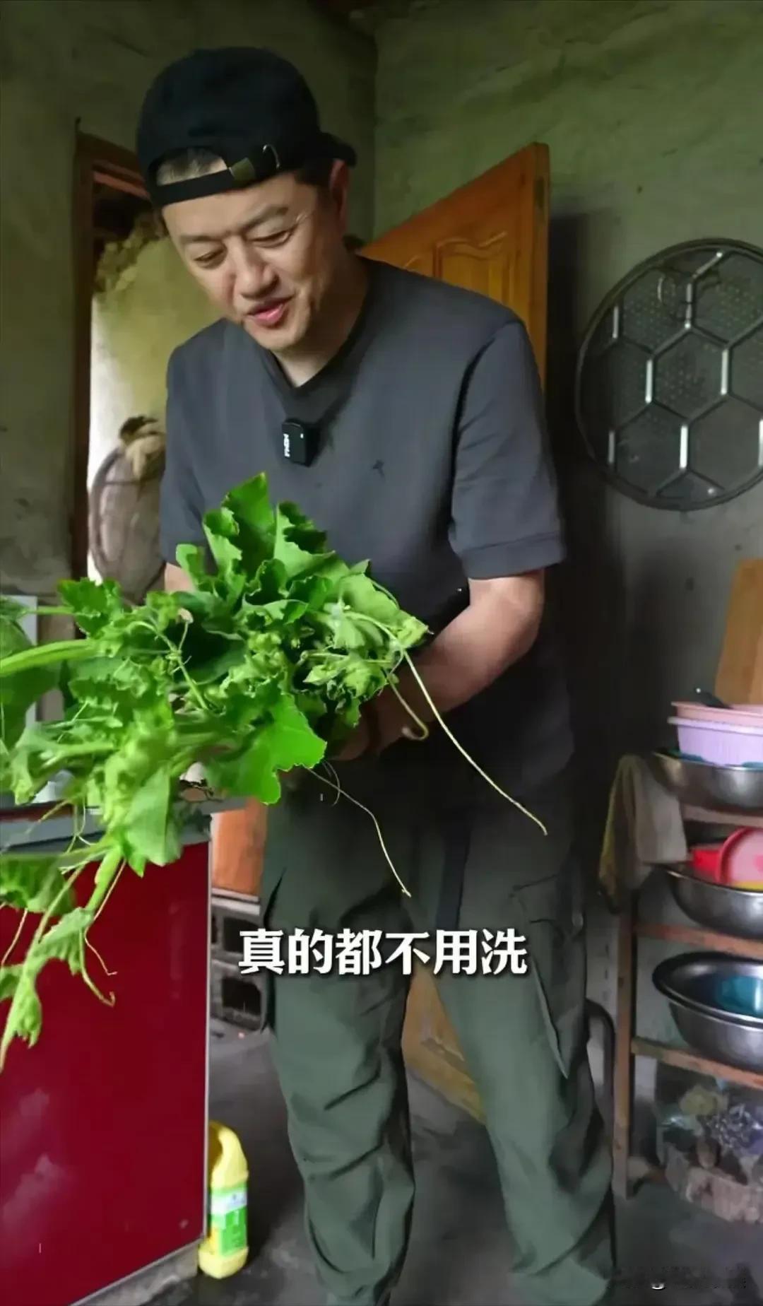 李亚鹏，翻红的方式有点反套路！李亚鹏在毛坯房搞聚餐，自己亲自下厨，称爱上山村
