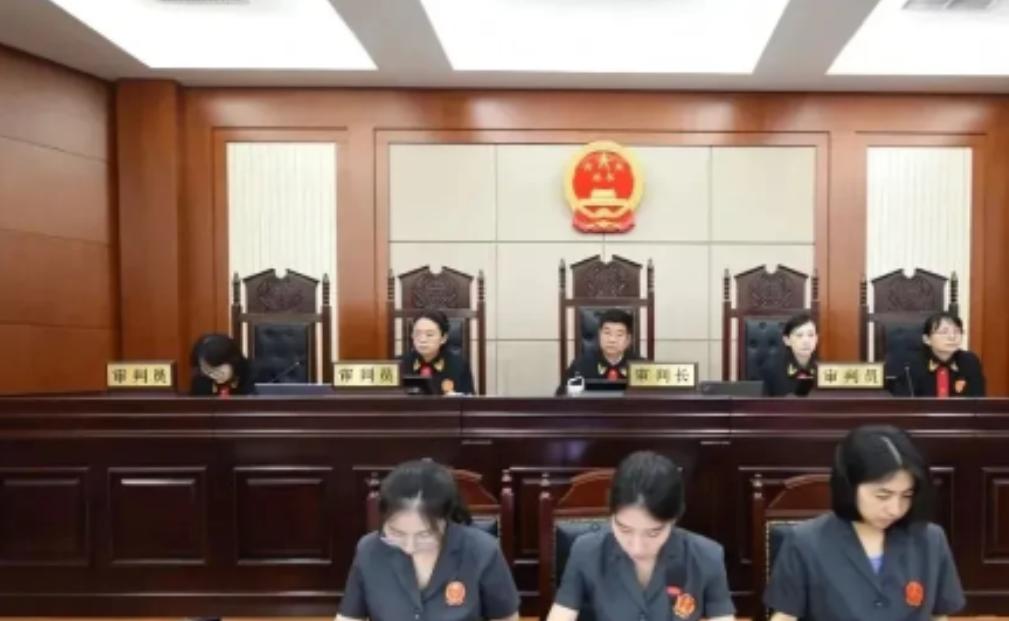 “太没良心了”近日江苏苏州，男子车祸重伤后，妻儿都置之不理。男子的好友看不下去，