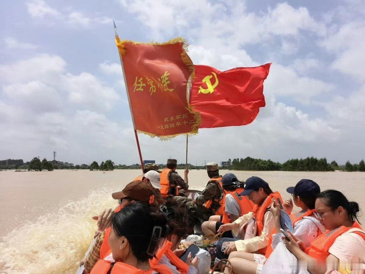 八一建军节，在建军节时刻致敬中国军人！中国军人用铮铮铁骨扛起家国安宁。向最可爱
