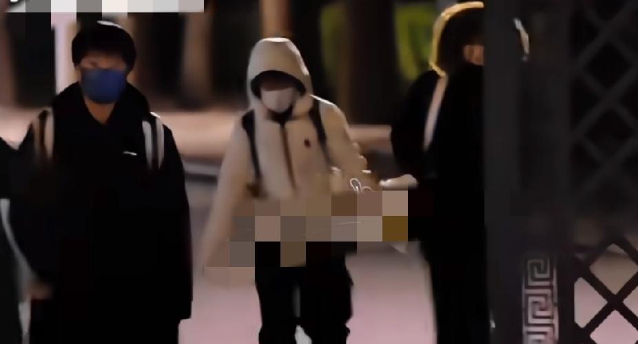 翻到一段早前的旧视频，天色早已全黑，寒冬夜里气温凉飕飕的，孙颖莎结束一整天的训练