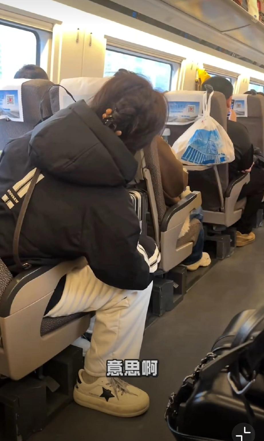 她自己这个靠背都快躺下了，她塞个行李箱不允许别人往后靠…[晕]带她走一趟躺床上