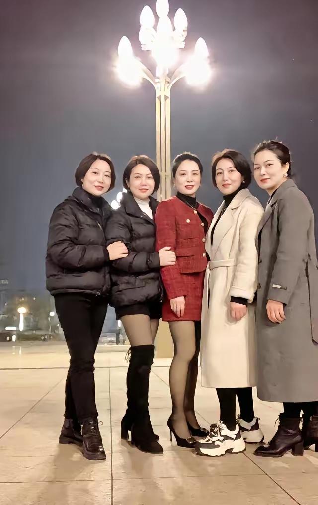 这五位大妈，你认为谁穿衣最具品位？谁又最为俗气？在我看来，左二最为亮眼。她不仅