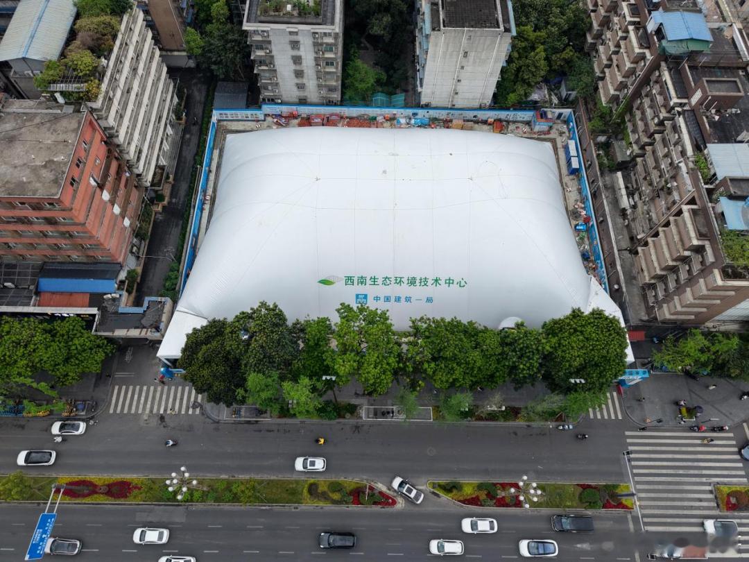 最近网上很火的基坑气膜施工技术，其实成都也有的。图为人民南路工地施工现场。把工地