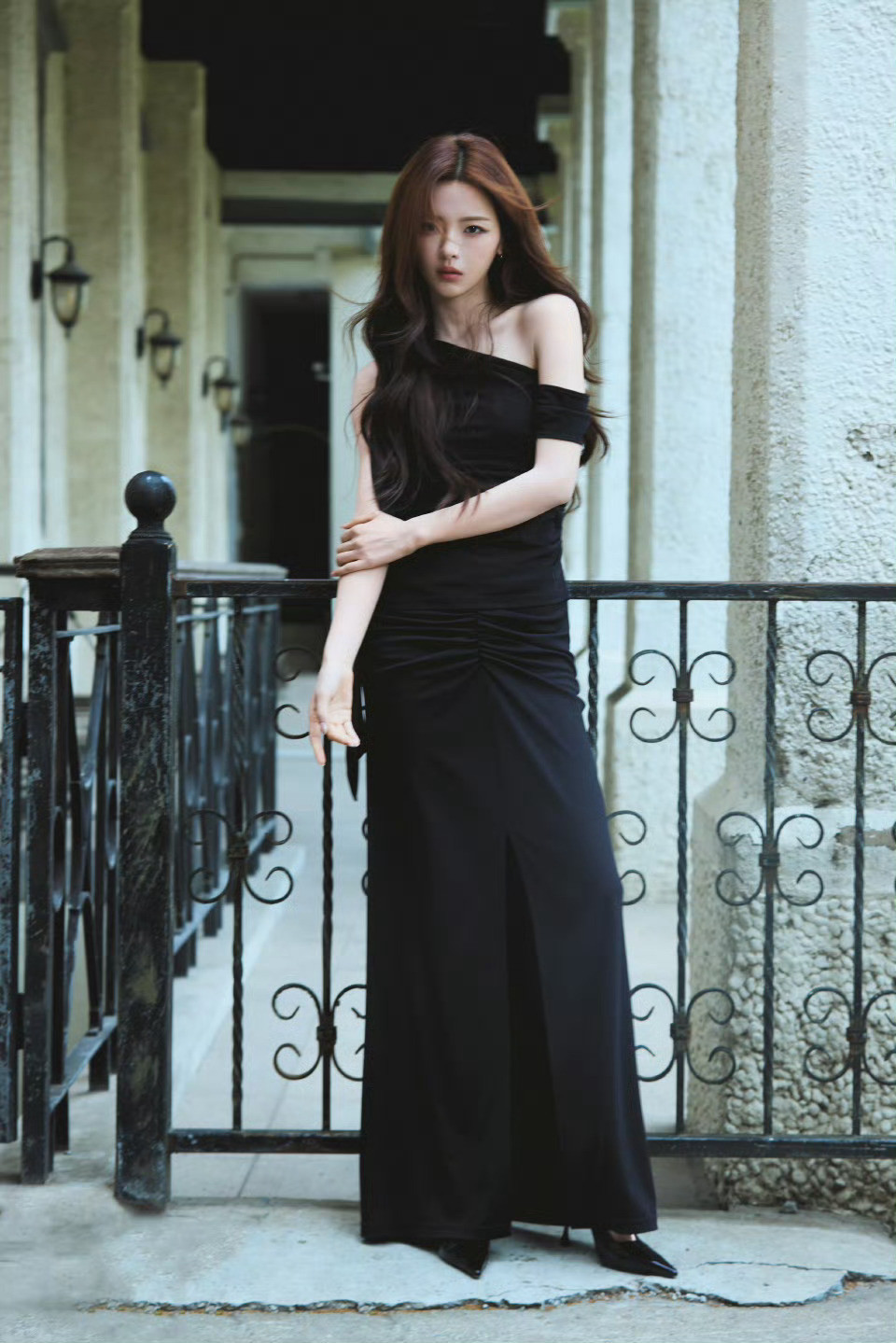 杨超越全黑look的女王压迫感直接拉满！杨超越这身全黑造型也太飒了吧斜肩黑裙