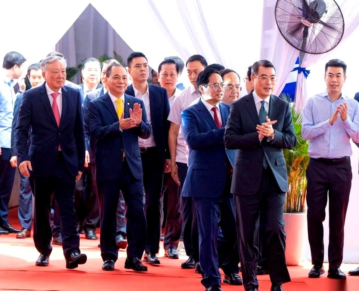 4月12日，越南广宁省的工地上，巨大的打桩机重锤狠狠砸向泥土，越南首条跨区域高铁