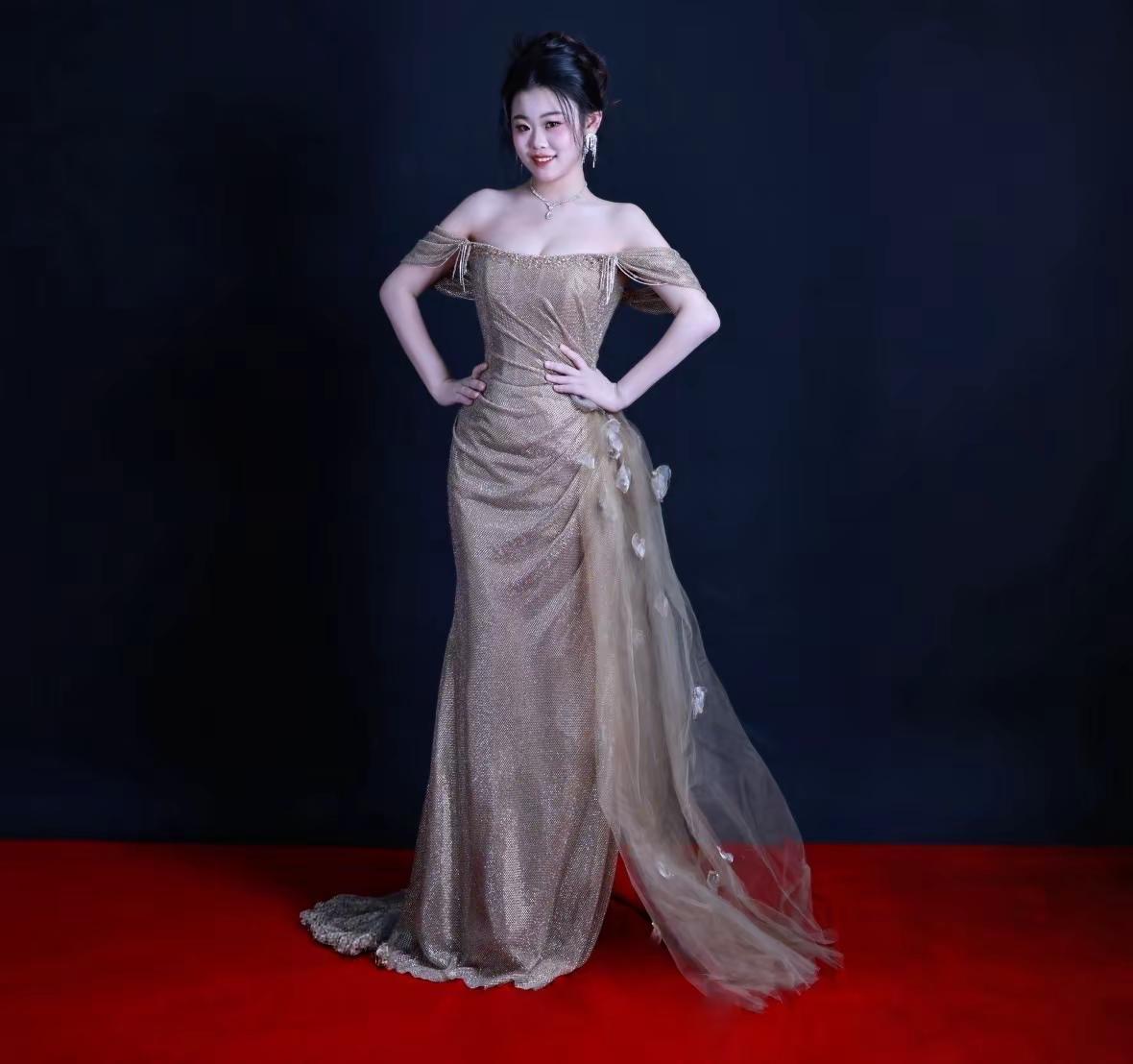 红毯之夜✨。“快来get东方美”红毯鱼尾裙惊艳孟卉彤