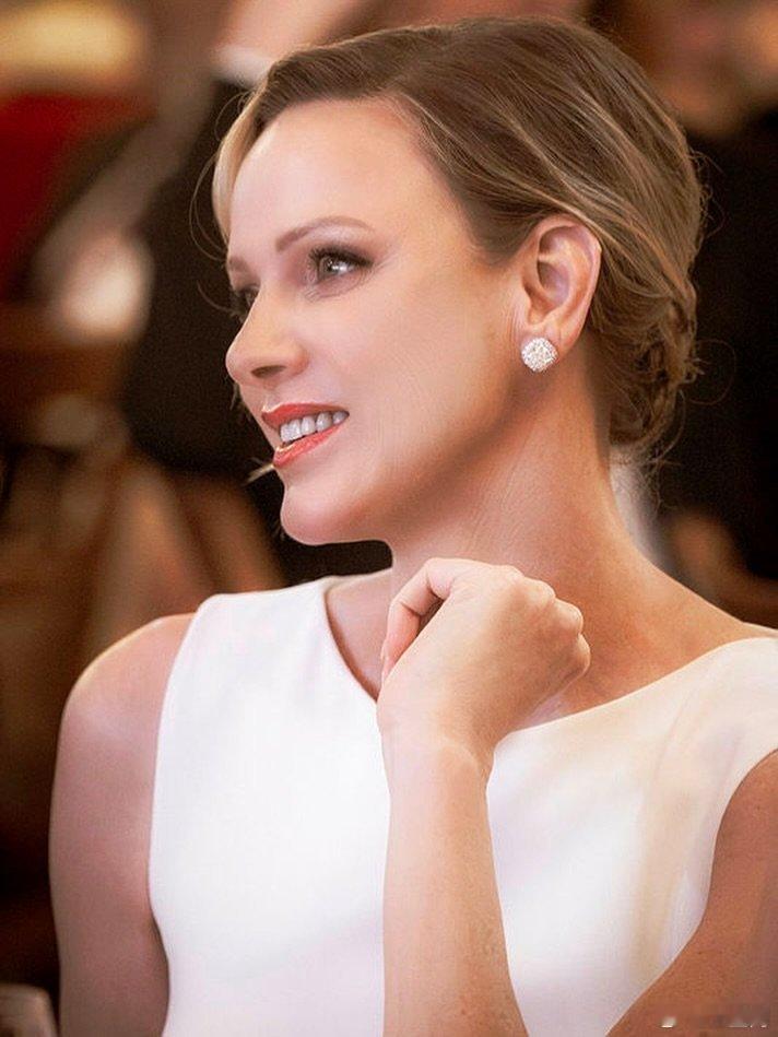 摩纳哥王室🇲🇨1月25日，夏琳王妃48岁生日快乐。世界各国王室