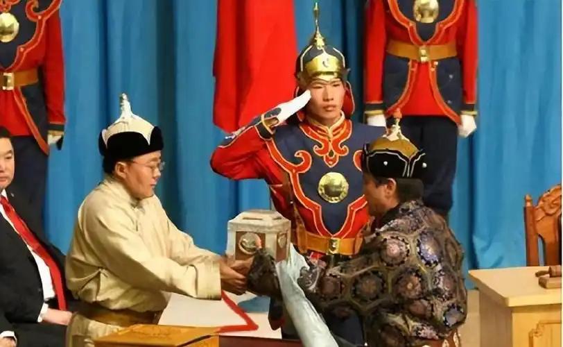 "中国人滚出去！"中国帮它，可换来的却是对中国人的仇恨，这个国家不是巴基斯坦，也