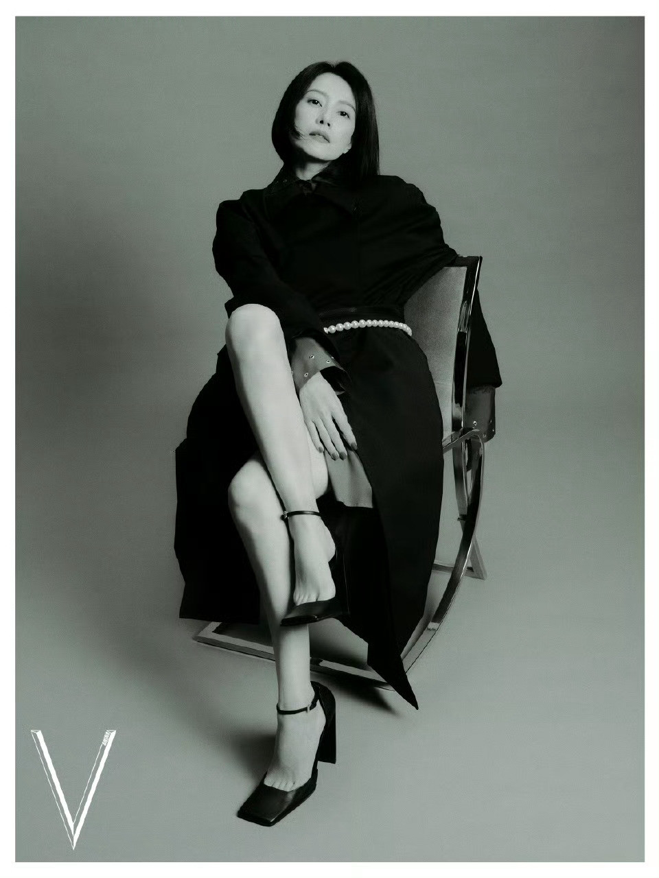 高圆圆V中文版十二月刊封面大片V中文版高圆圆究竟是冰还是光有些美，有些冷，有些烈