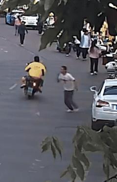 上人民日报了！云南，一男子面色发青，双手捂住脖子跑向特警求救，却不说话，只是一个