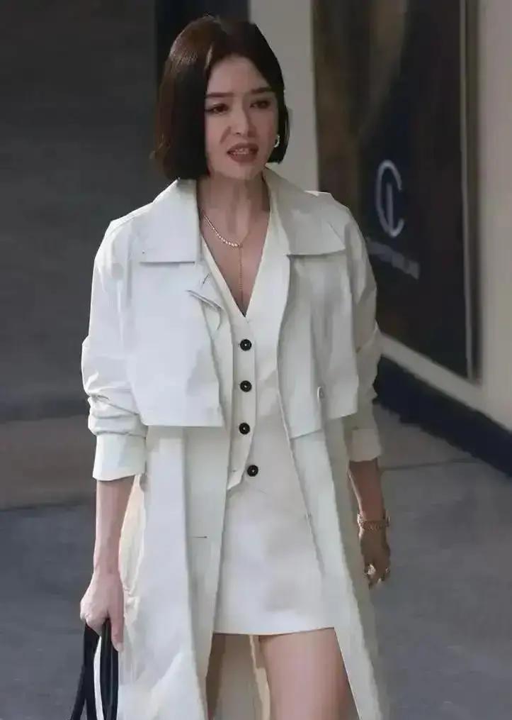 40岁。她的脚背，三天卖空两次。不是脸。是脚。广告片里，那道弧线锋利。