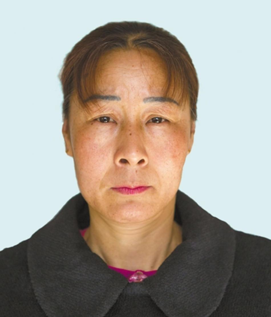 黄文岩，女，汉族，1972年3月生，辽宁省北票市泉巨永乡涌泉村村民。 一个农
