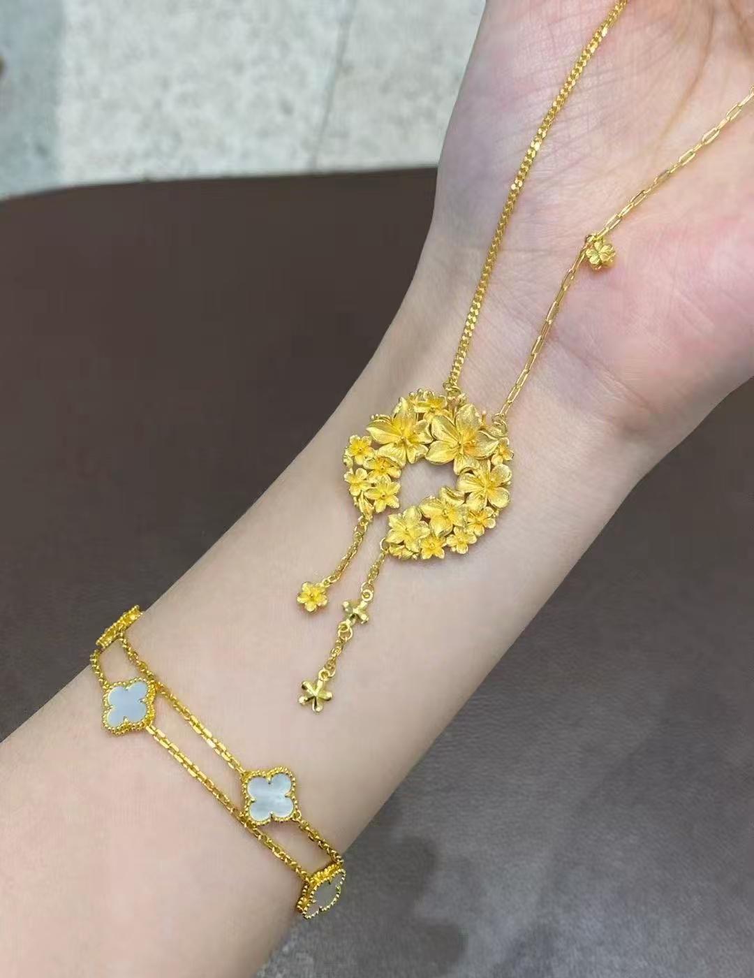 金价一路狂飙，婚嫁“三金”预算水涨船高，但有个品类却成了例外。中国黄金协会最新