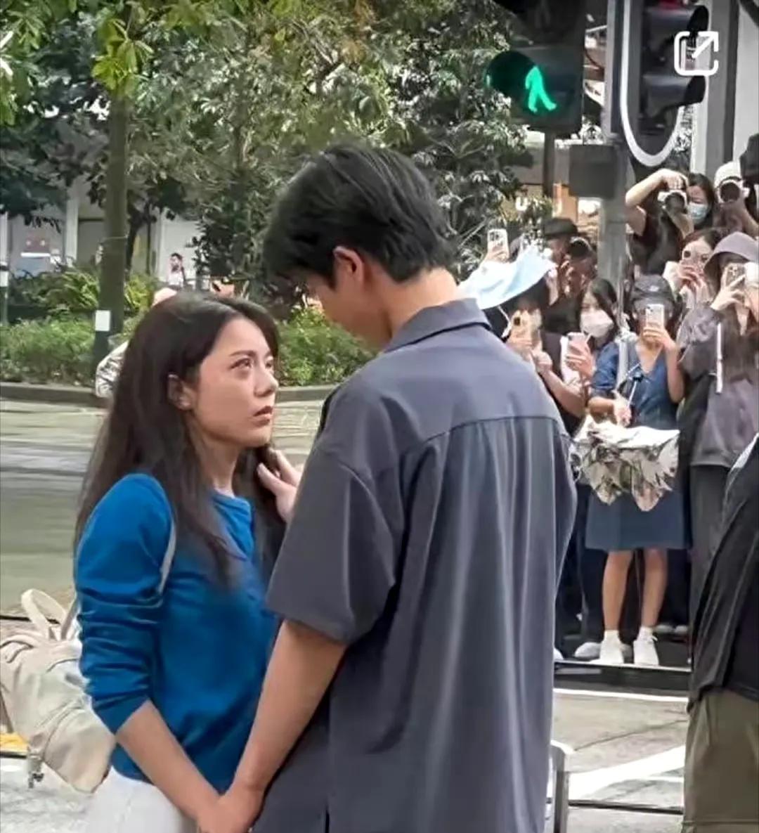 张凌赫与赵今麦在镜头前深情演绎了一场吻戏，展现了他们作为演员的专业精神和敬业态度