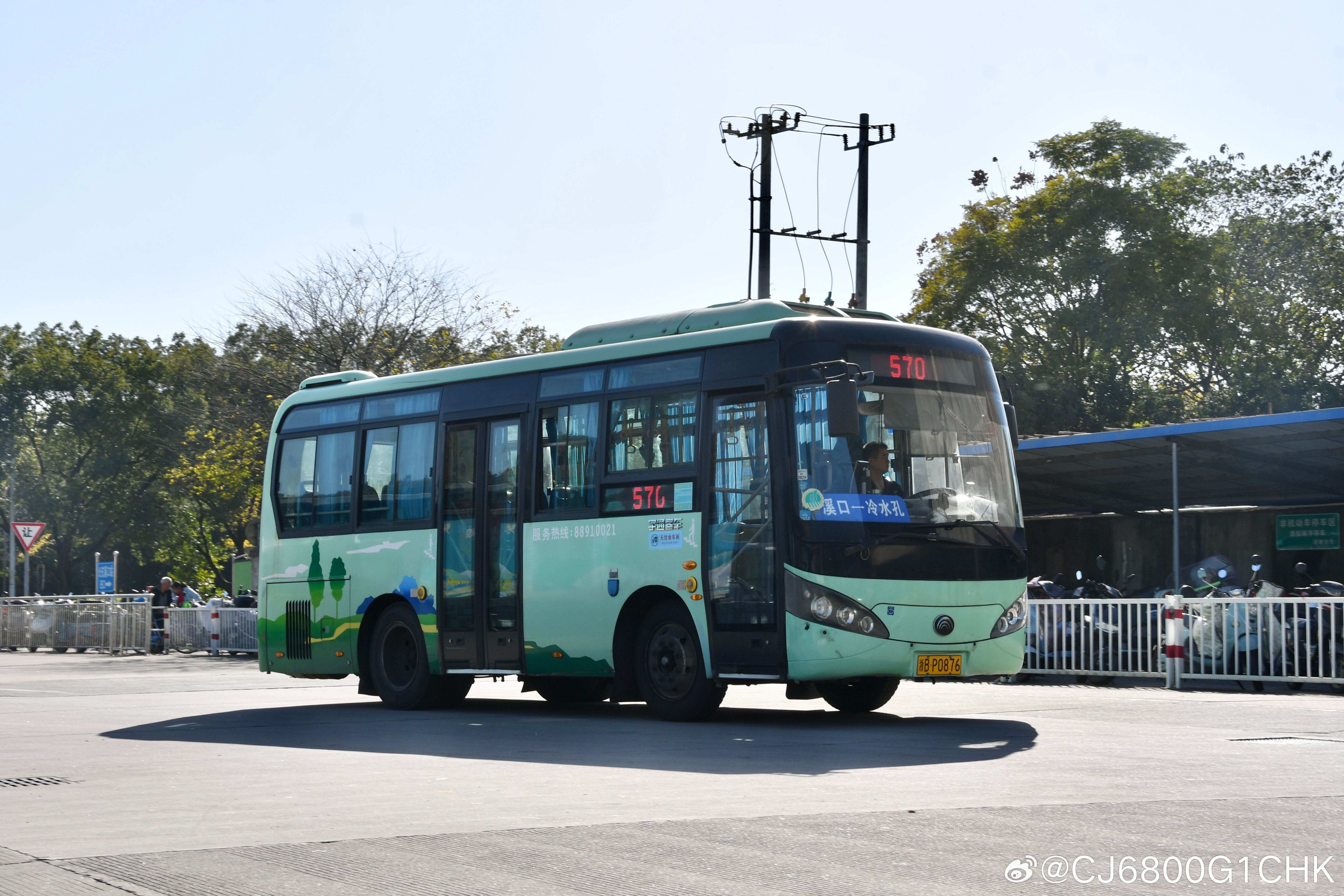 宁波·奉化区，打卡宇通熊猫及其它落后能源。车辆发出时，发动机轰鸣声响彻整个停车场