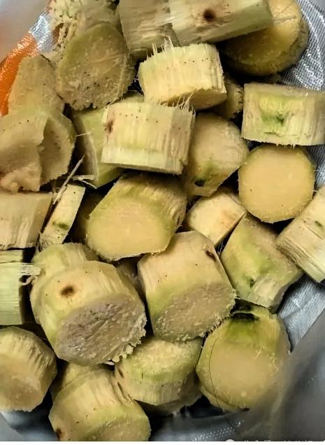 买了一根甘蔗，老板随口问我要不要甘蔗节，我想着回家煮点糖水喝就说要结果老板听