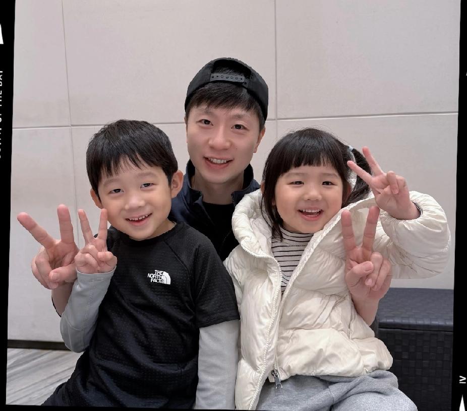 马龙带娃画风太可爱！大宝贝+小宝贝同框比耶谁懂啊！马龙和许昕家的两个小宝贝