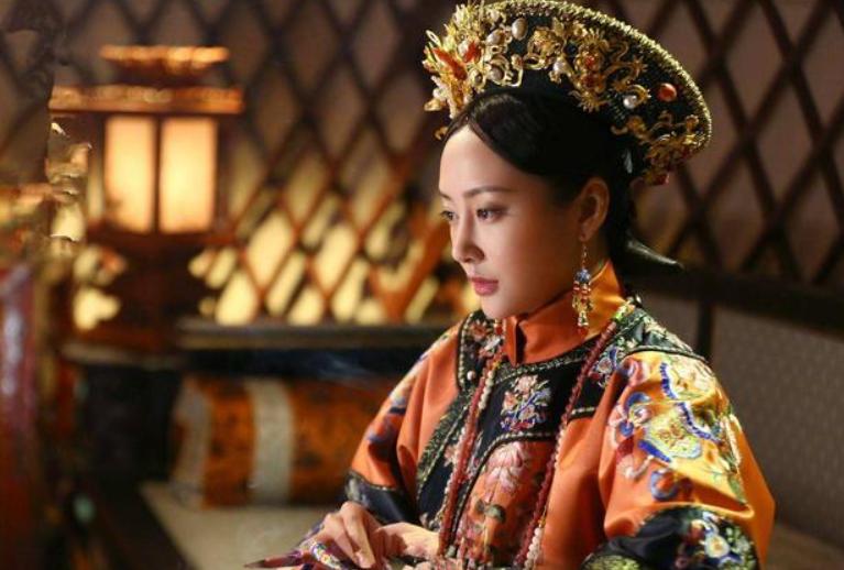 一个鸡蛋，十两银子。这不是黄金市价，这是清朝内务府给皇帝报的账。内务府太监虚报账