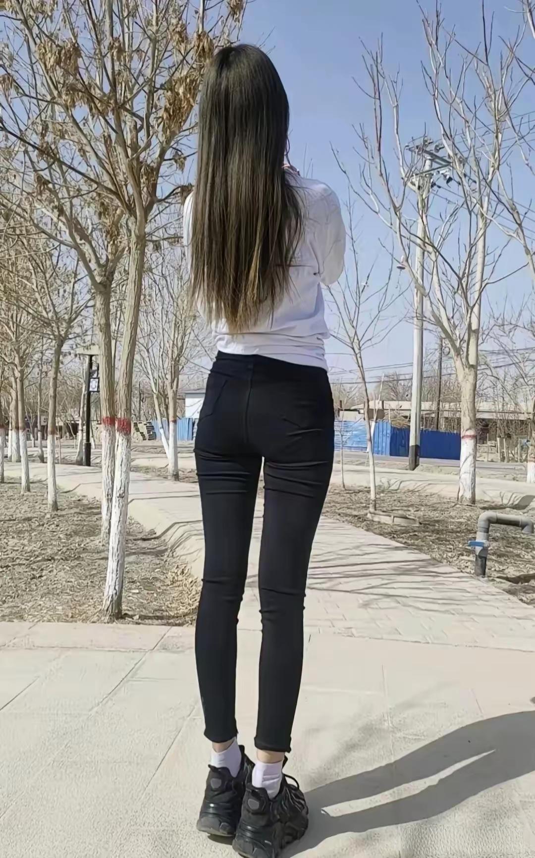 秋日漫步，长裙飘飘，享受阳光与微风。