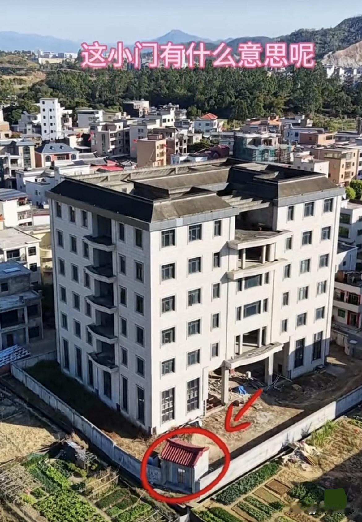房子建好还要开个小院门，关键公路都不通‼️这小门有什么意思呢⁉️你们看懂什